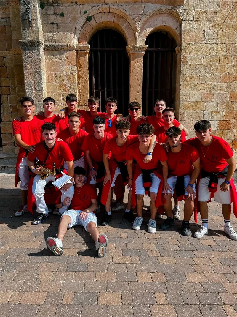 Peña La Embestida con camisetas de peña personalizadas — diseño frontal y nombre individual en espalda