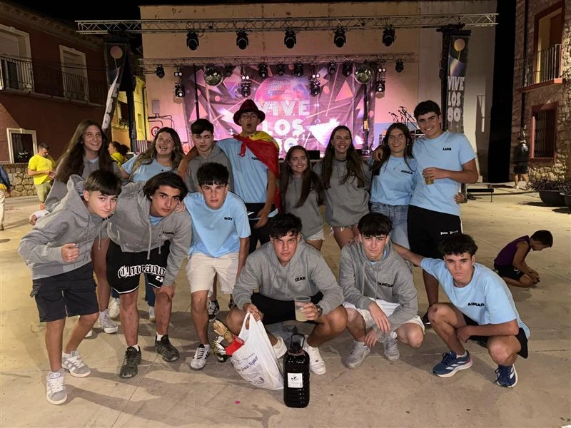 Peña Lo Auténtico con pack camiseta y sudadera personalizadas — ropa de peña con diseño coordinado