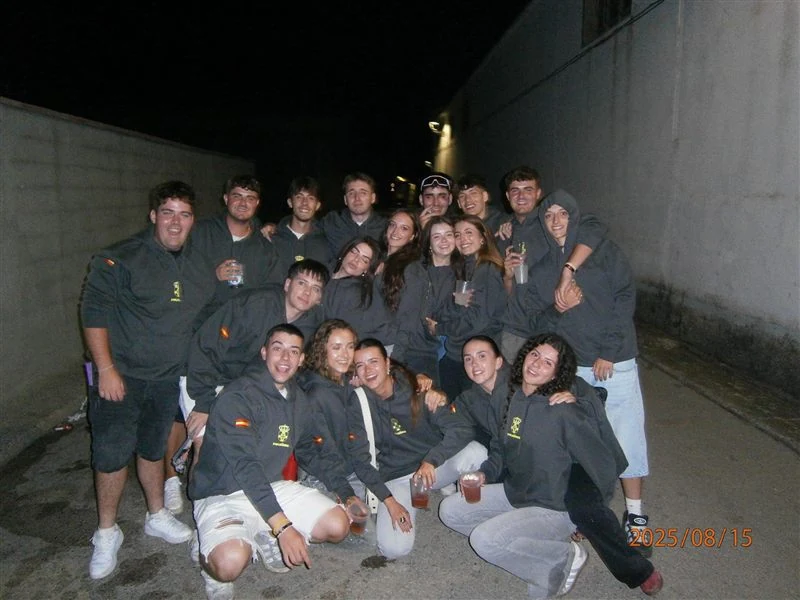 Peña Poleñino en fiestas con sudaderas personalizadas Mazcruz — ropa para peñas de Burgos