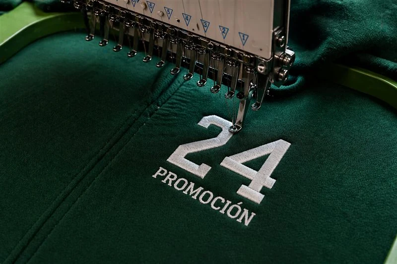 Bordado de calidad en polo de peña — acabado premium para ropa de peña con escudo bordado