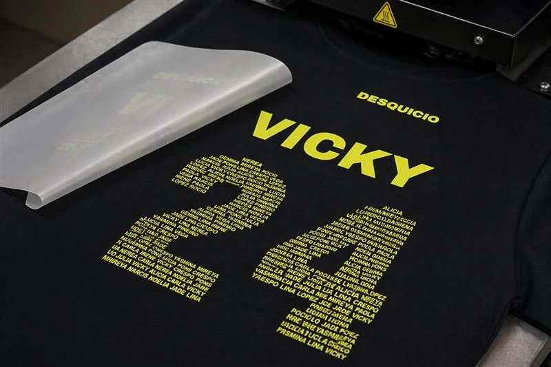 Transfer DTF sobre sudadera de peña — ideal para escudos y logos con detalle en ropa personalizada para peñas