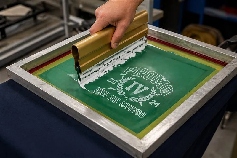 Serigrafía directa en camiseta de peña — técnica más usada para ropa de peñas de colores sólidos