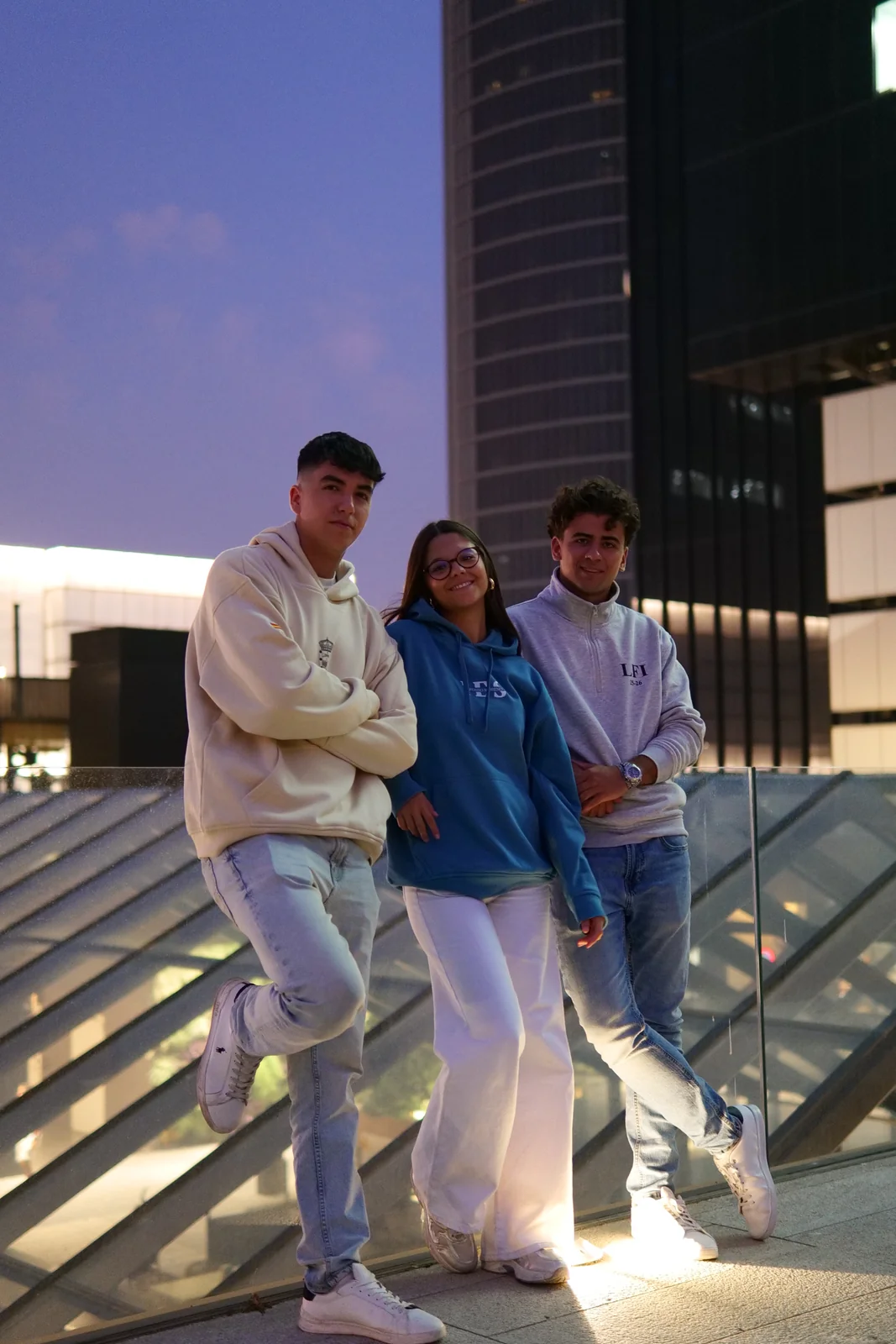 grupo de estudiantes con sudaderas de fin de curso personalizadas mazcruz