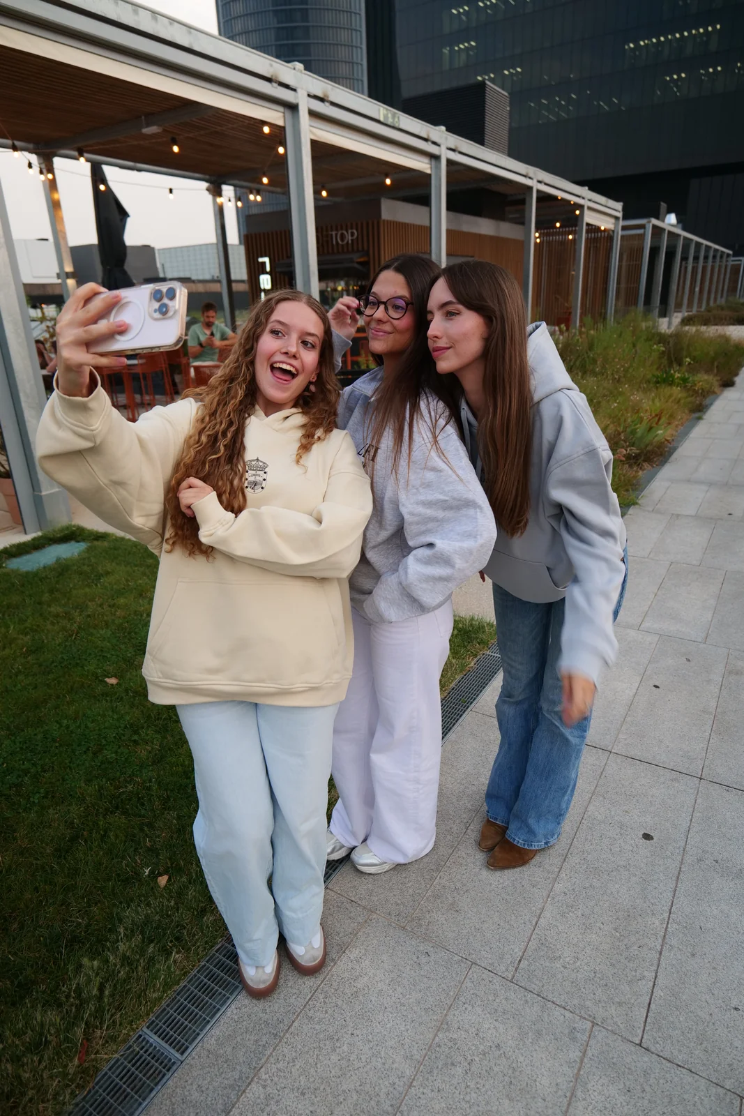 chicas con sudaderas de fin de curso personalizadas mazcruz