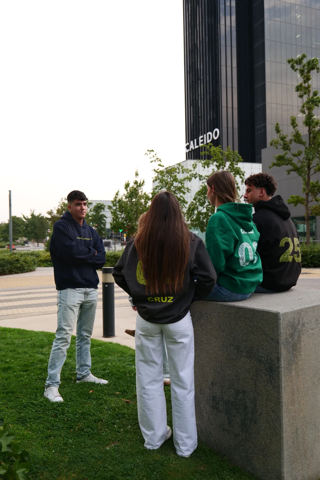 grupo de amigos con sudaderas de graduación personalizadas mazcruz