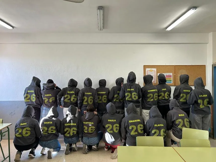 sudaderas personalizadas fin de curso negras diseño ilustrado grupo amigas mazcruz