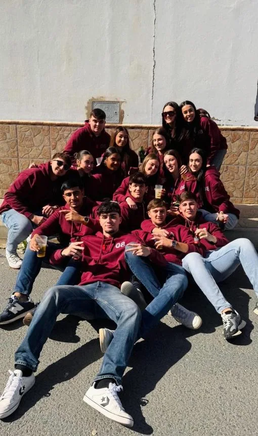 sudaderas personalizadas fin de curso logo animado espalda grupo amigos mazcruz