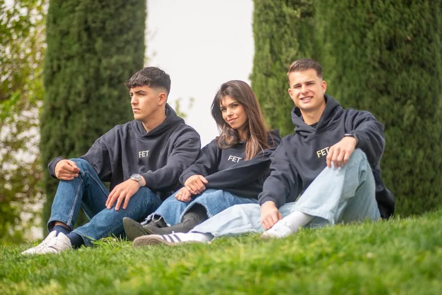 sudaderas personalizadas fin de curso grupo jóvenes grises peña fiestas mazcruz