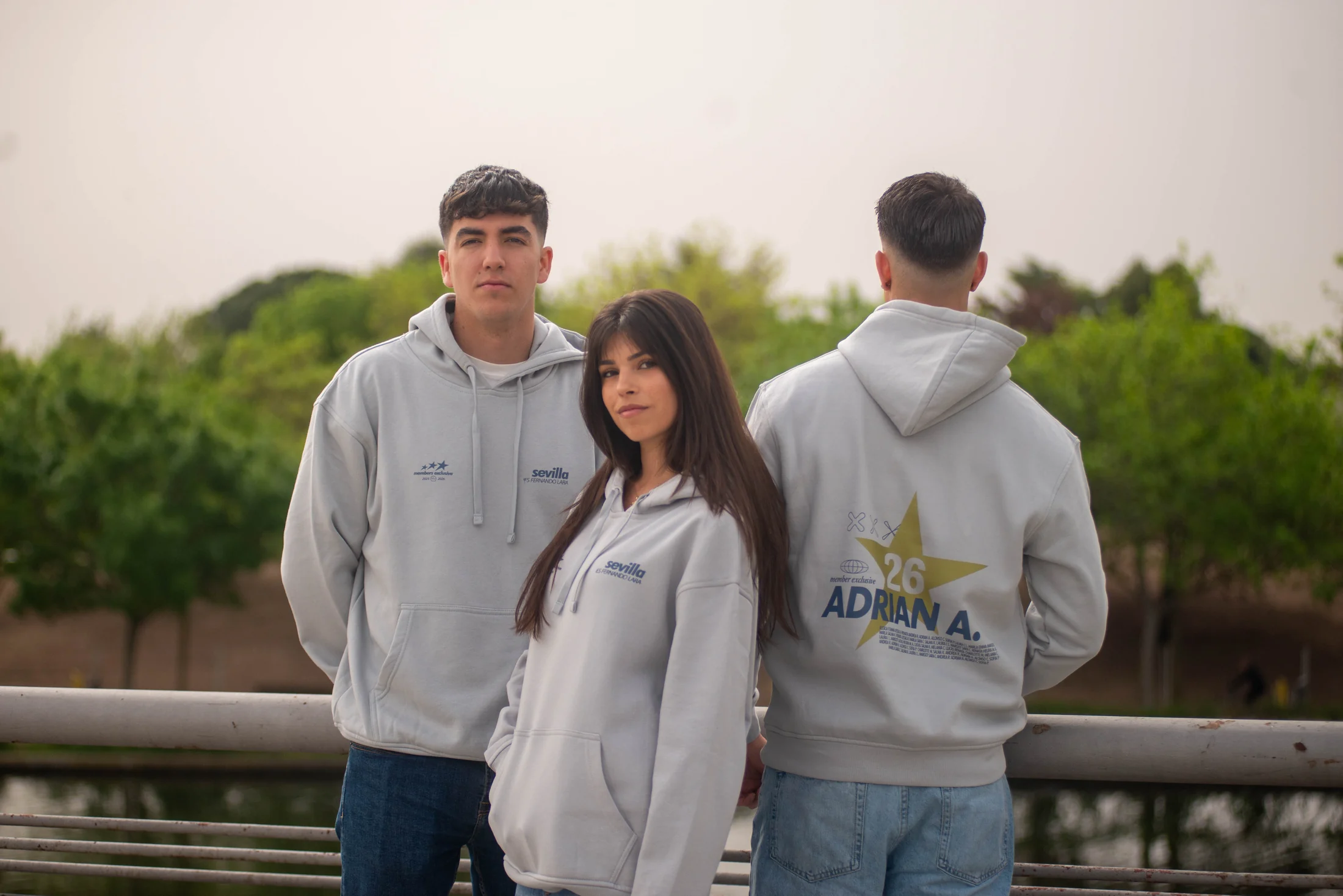 sudaderas personalizadas fin de curso tres estudiantes posando mazcruz